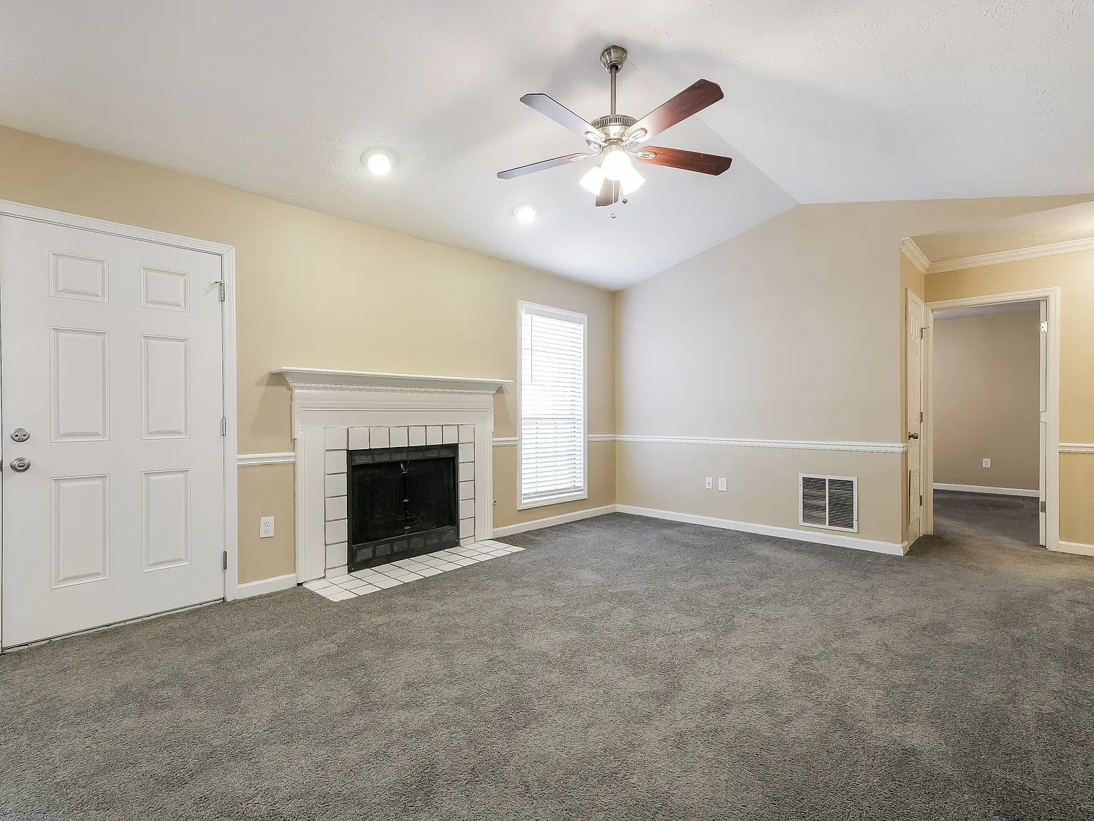 3 bed, 2.0 bath, 1557 sqft, $1,745 — Photo 2