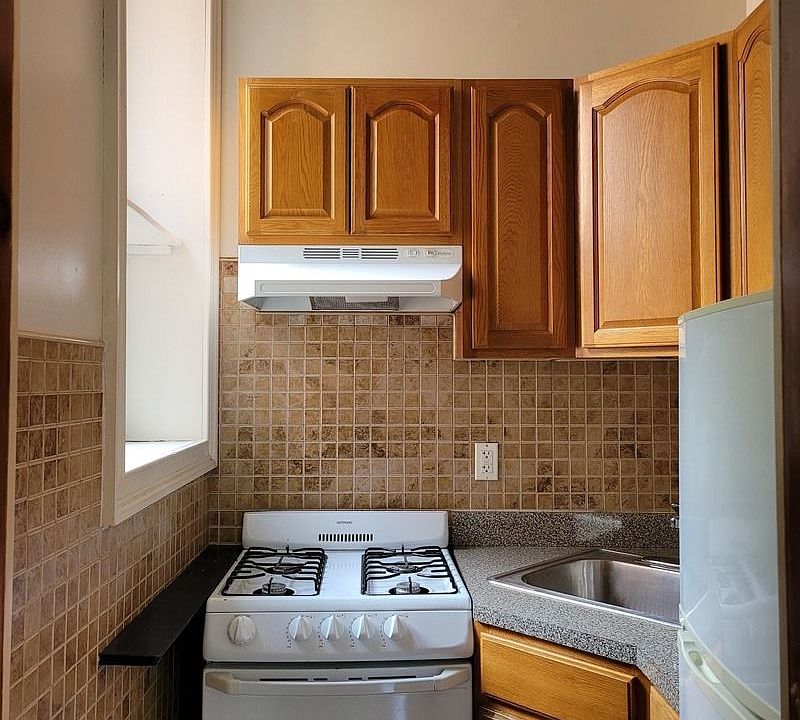 2nd image of 469 Clinton Ave APT 4