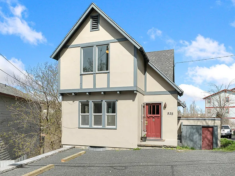 935 NE Maple St — Photo 1