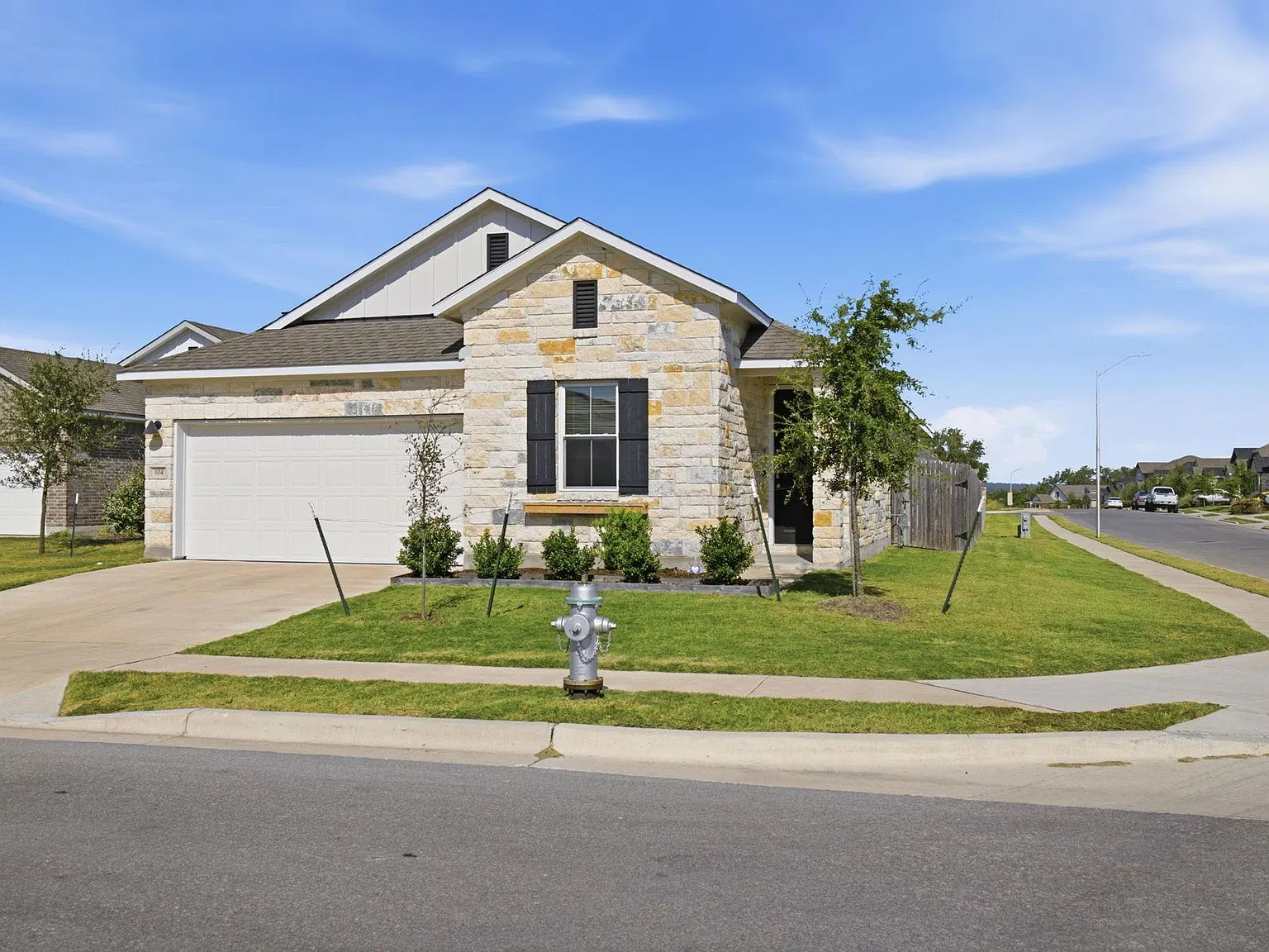 3 bed, 2.0 bath, 1821 sqft, $2,100 — Photo 1