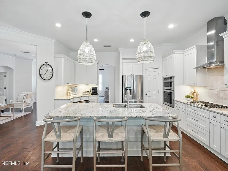 150A N Roscoe Blvd — Photo 18