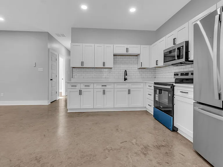 2132 Lyon Ave — Photo 6