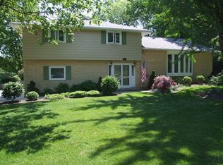 951 Oakview Dr, Highland Heights, OH