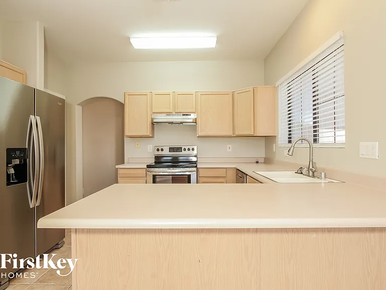 8764 W Laurel Ln — Photo 6