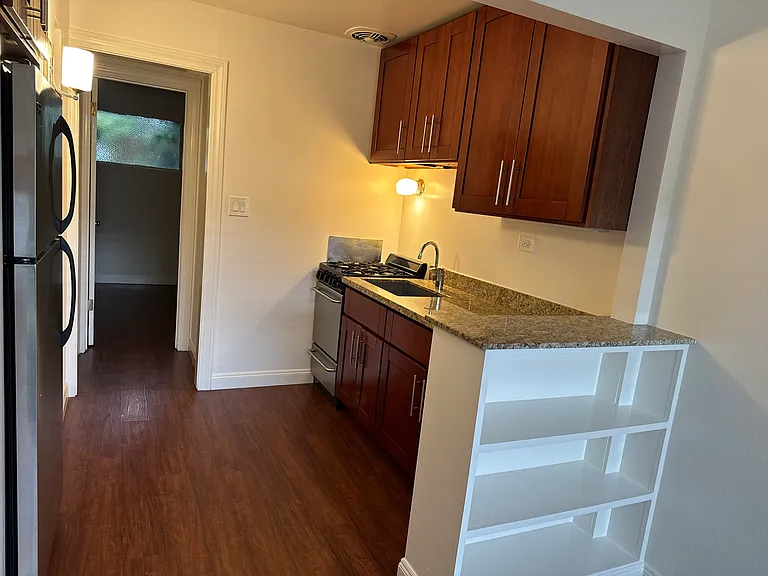 Claremont Park Apartments — Photo 14