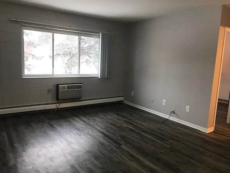 Apartment off 28th and Clyde Park Available — Photo 17