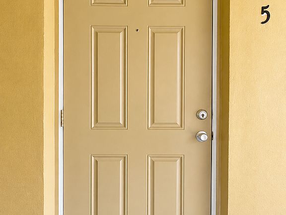 2nd image of 1001 S M St APT 5