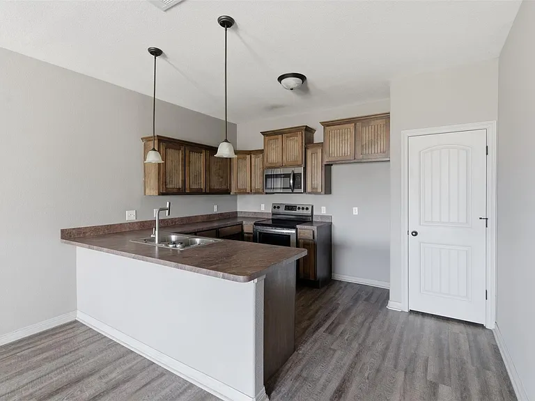 101 W Capps St #C — Photo 4