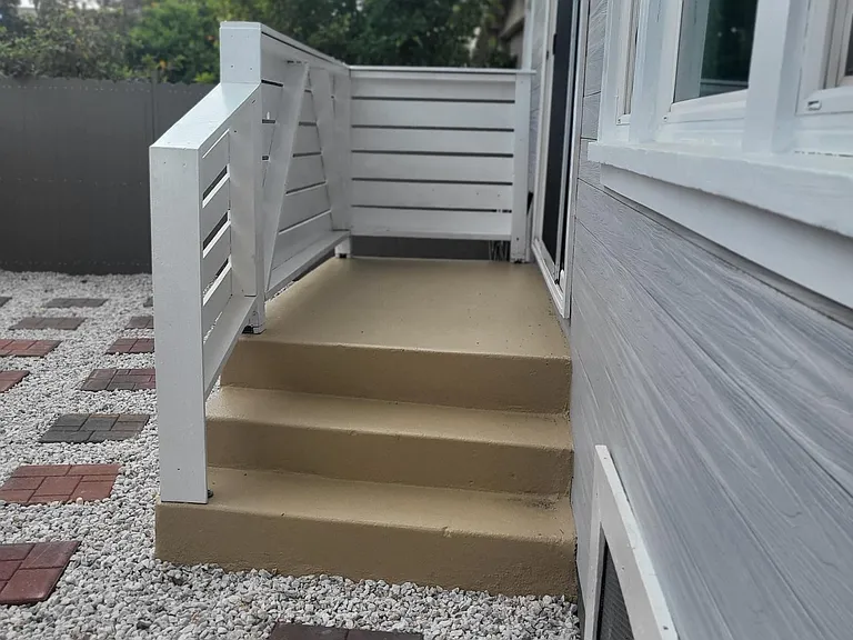 French Ave — Photo 13
