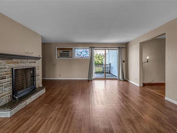 3rd image of 285 University Ave