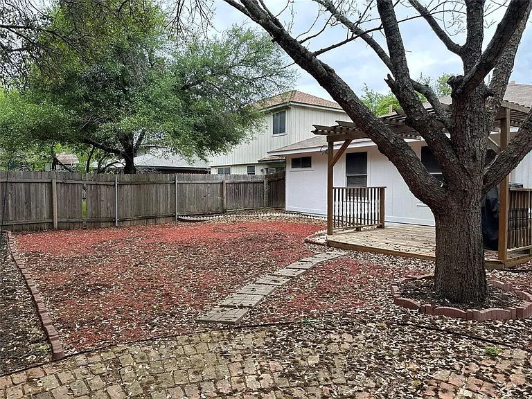 706 Luke Ln — Photo 16