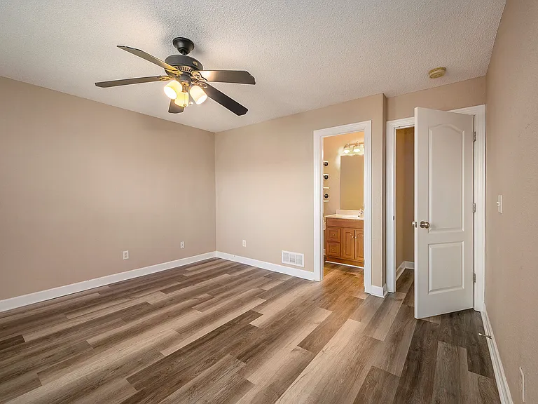 801 SW Peach Tree Ln — Photo 15