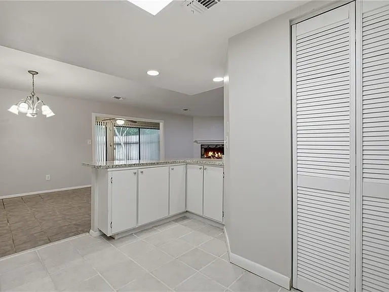 2183 Surrey Ct — Photo 7