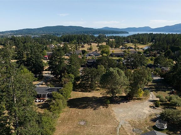 3rd image of 816 Birch Rd