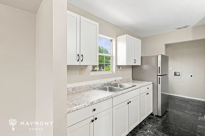 3 bed, 2.0 bath, 1168 sqft, $1,579 — Photo 3