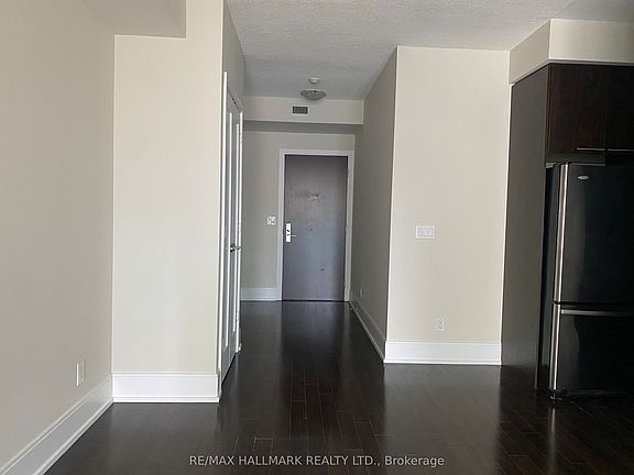 3rd image of 70 Roehampton Ave #811