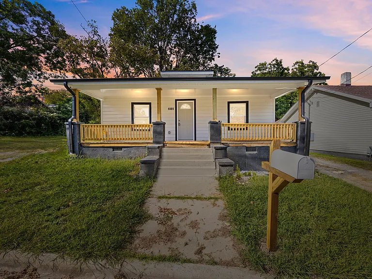 1005 E Russell Ave — Photo 1