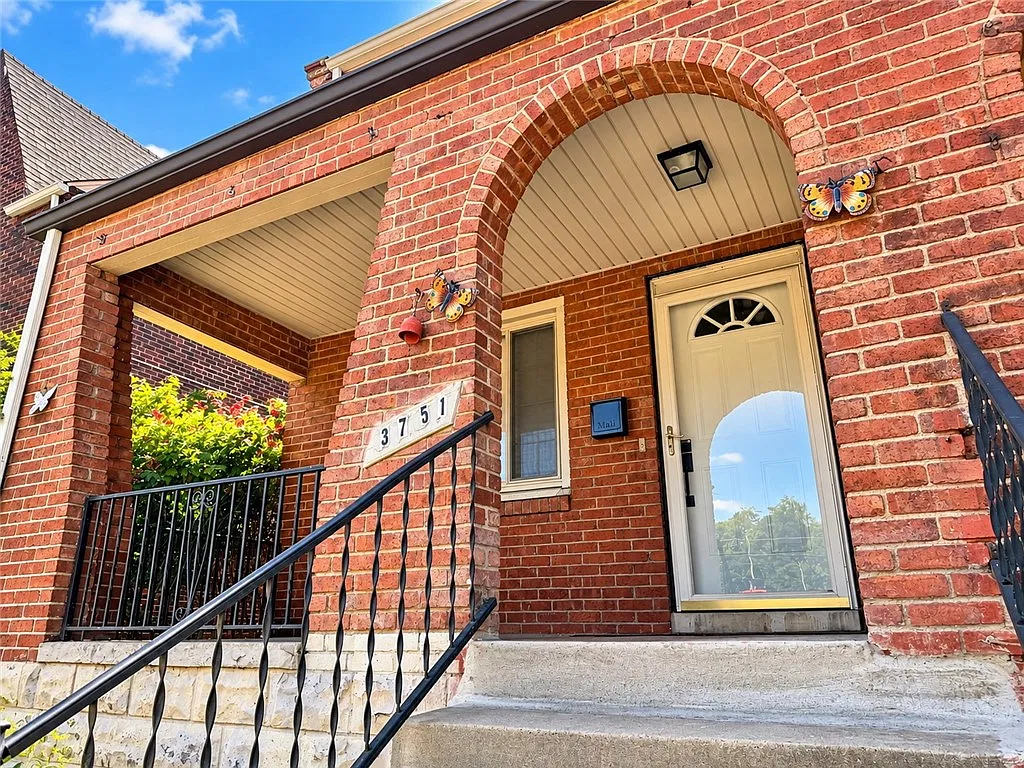 3 bed, 1.5 bath, 1366 sqft, $2,100 — Photo 2