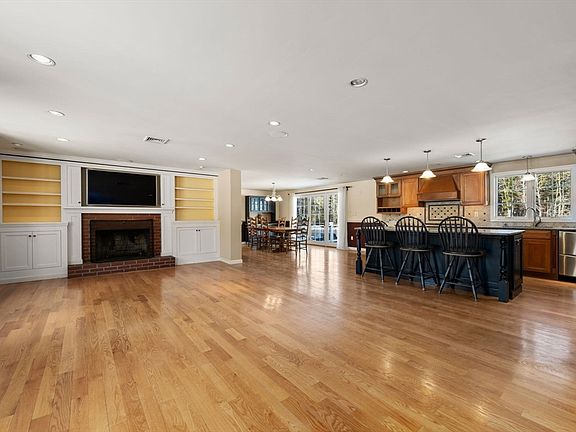 3rd image of 361 County Rd