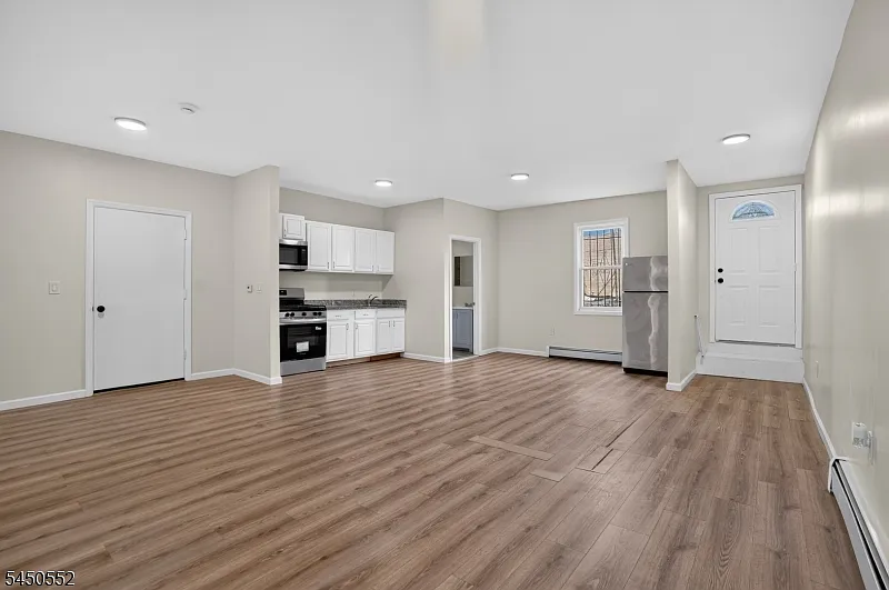 2 bed, 1.0 bath, $1,895 — Photo 2
