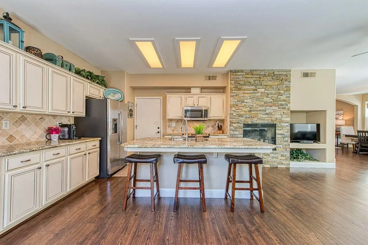 762 West Tivoli Lane — Photo 3