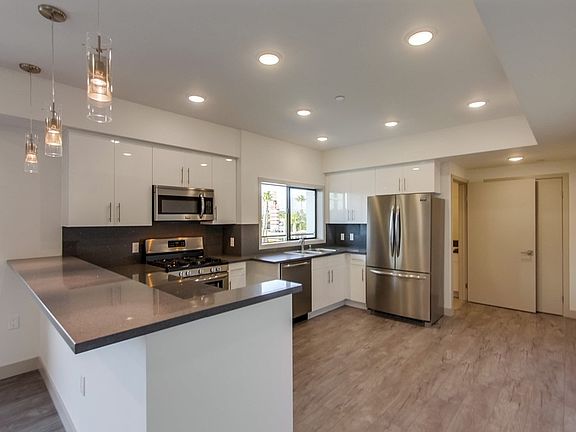 3rd image of 11022 Camarillo St #201