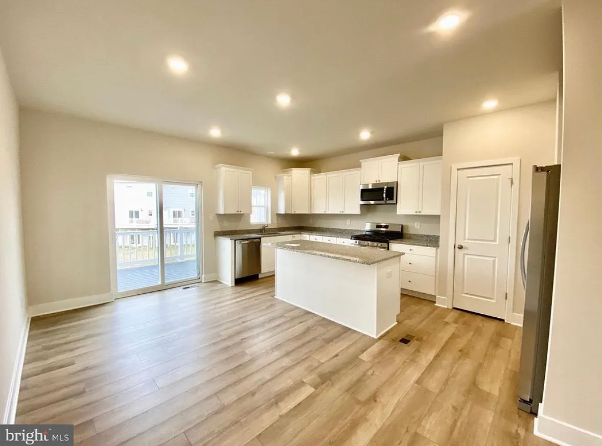 3 bed, 3.5 bath, 1852 sqft, $2,300 — Photo 2