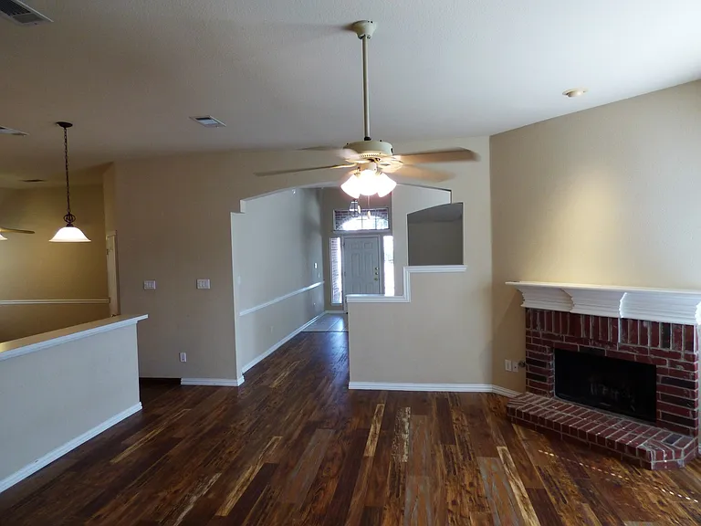 5001 Lake Crest Dr — Photo 4
