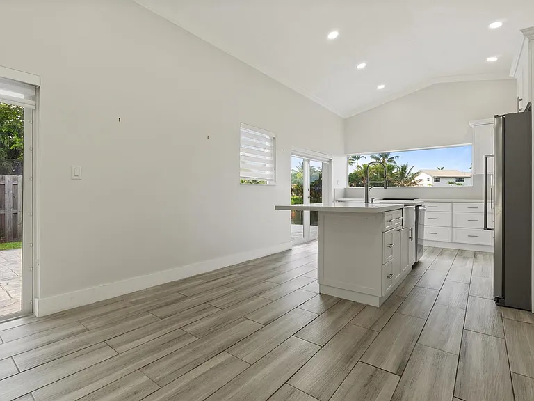 15037 Brighton Ln — Photo 8