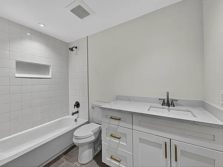 410 NE 34th St — Photo 32