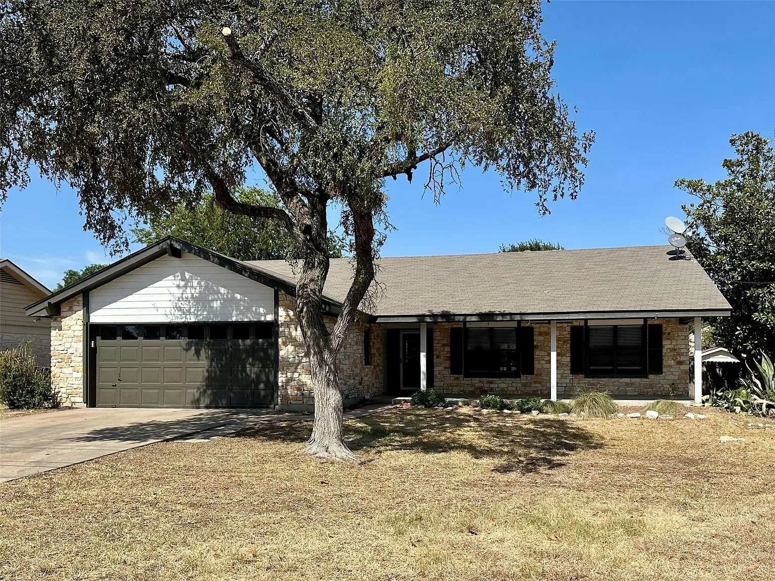 3 bed, 2.0 bath, 1596 sqft, $2,075 — Photo 2