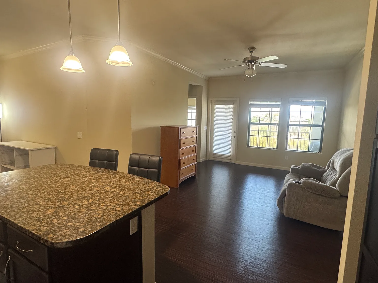 1 bed, 779 sqft, $1,404 — Photo 3