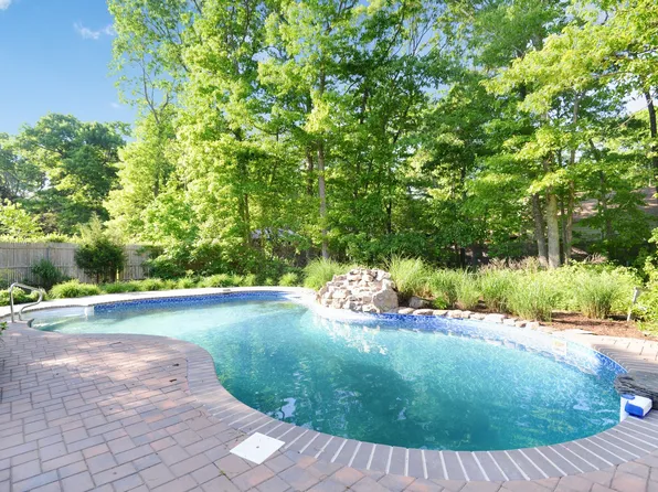 https://photos.zillowstatic.com/fp/39055fe22c57ba2e94fdca100fa8d42f-p_e.webp