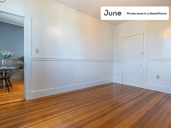 4th image of 452 Hanover St #C