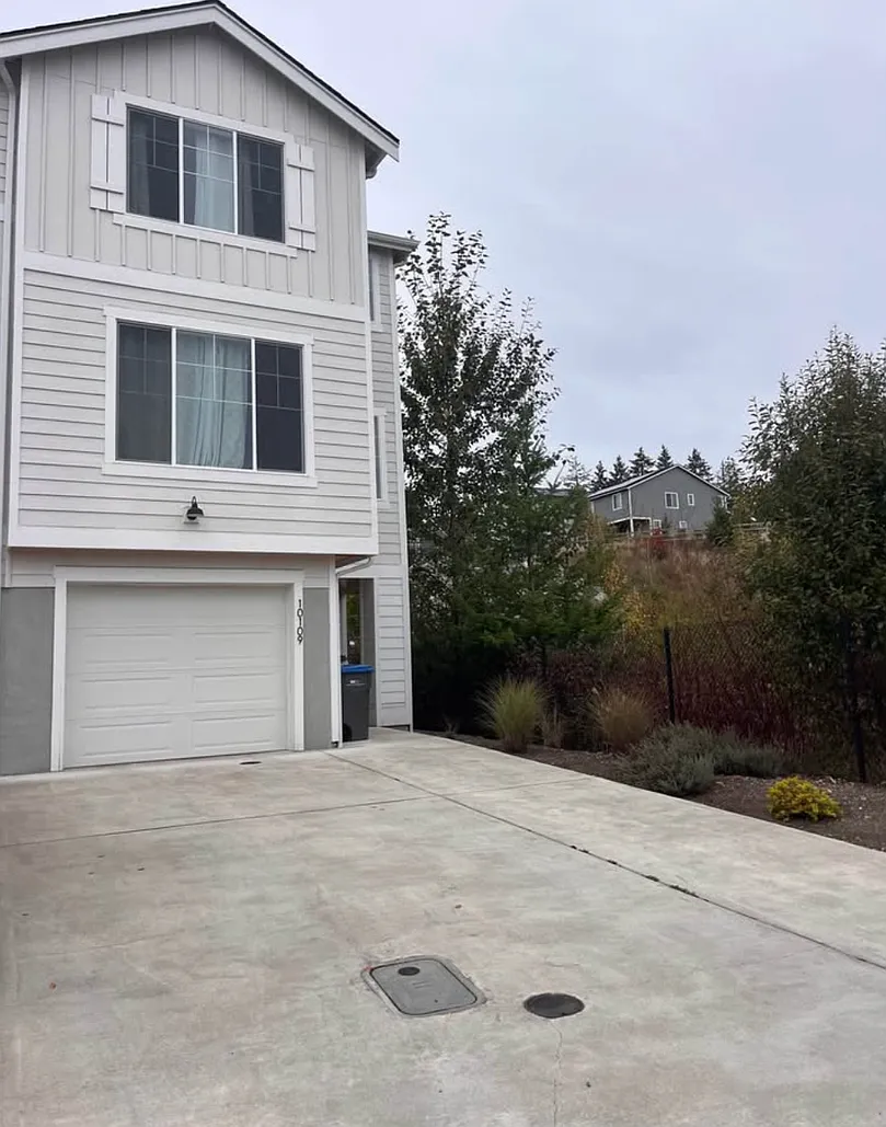 Like New Town Home in Upscale Silverdale — Photo 1