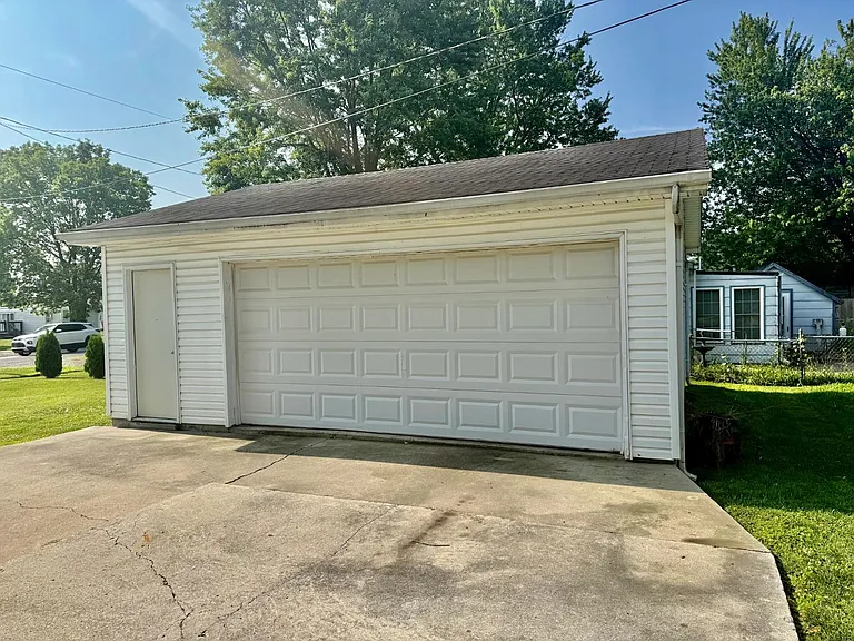 329 E Pearl St — Photo 3