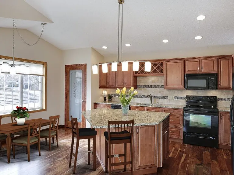 16877 Westbury Ave SW — Photo 2