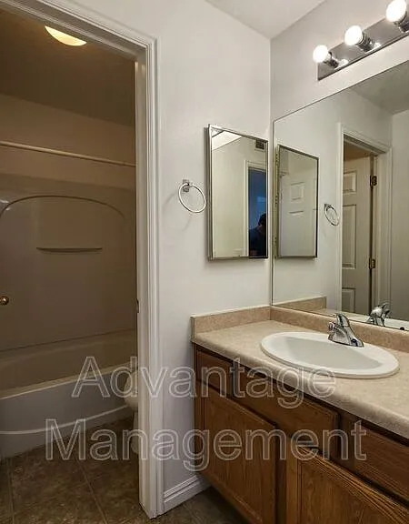 105 W Daybreak Ln — Photo 9