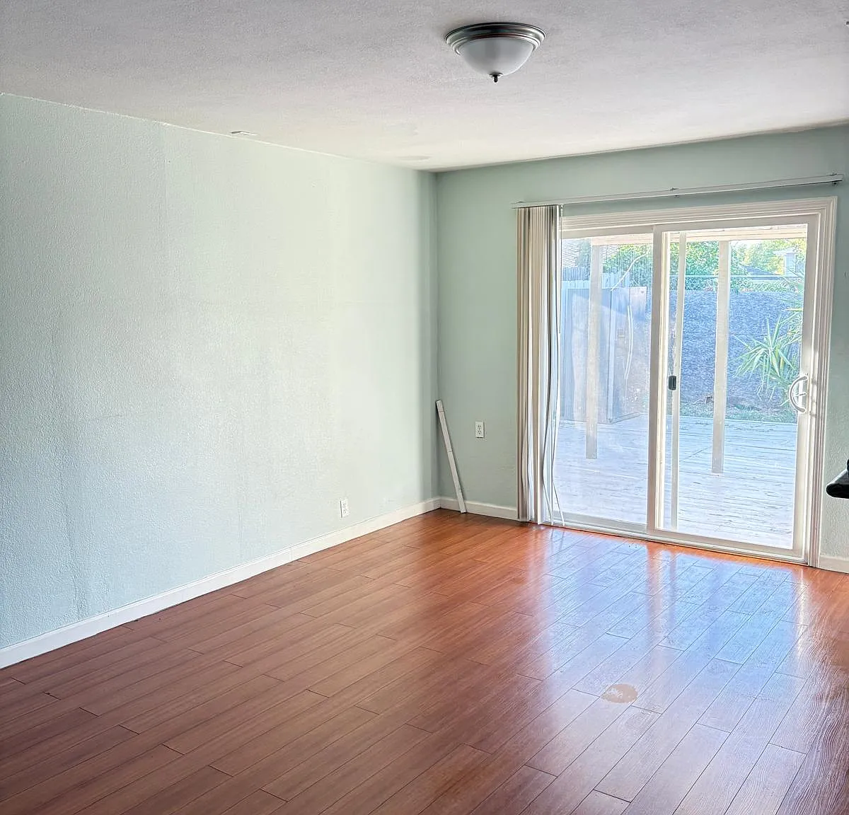 3 bed, 1300 sqft, $2,700 — Photo 1