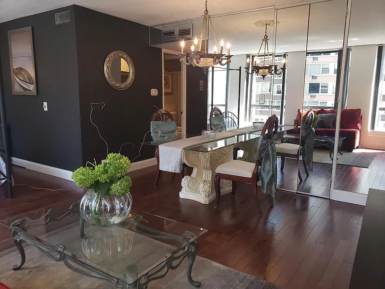 260 E Chestnut St — Photo 18