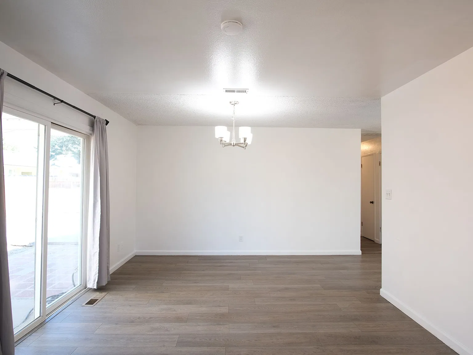3 bed, 1366 sqft, $2,300 — Photo 4