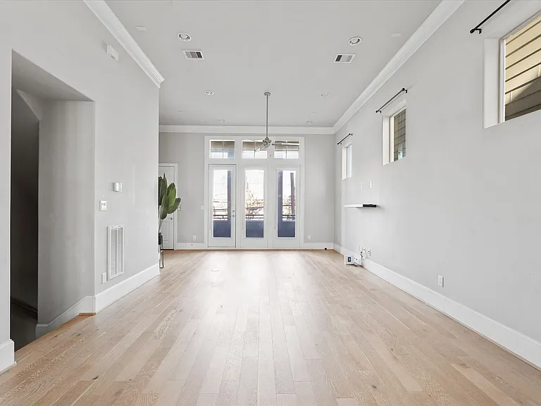 1005 Saint Charles St — Photo 15