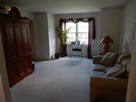 5th image of 18 Dennis Dr