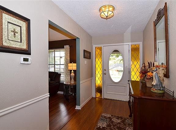 2nd image of 3208 Greenbriar Ln