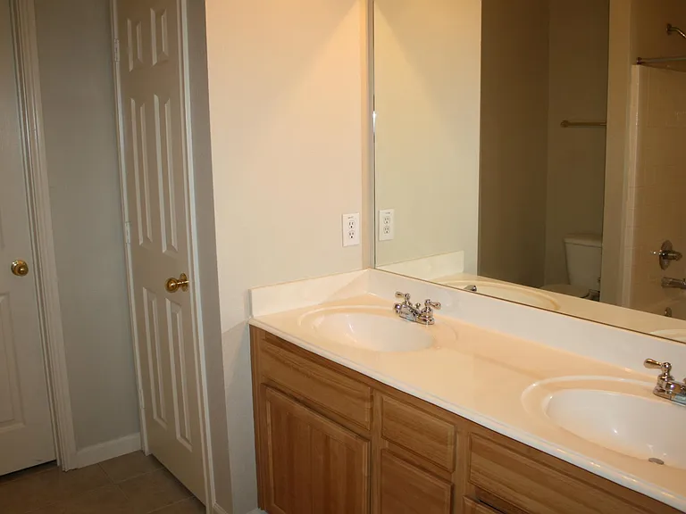 402 Masters Ave #B — Photo 8