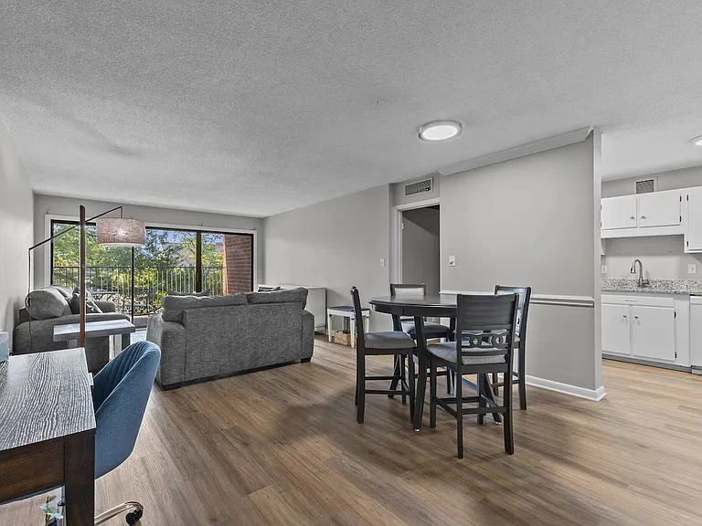 1100 Clarendon St #204 — Photo 11