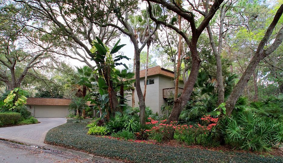 Lush tropical one acre estate