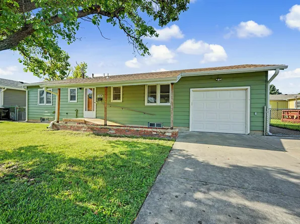 1308 Indian Rock Ln, Salina, KS 67401