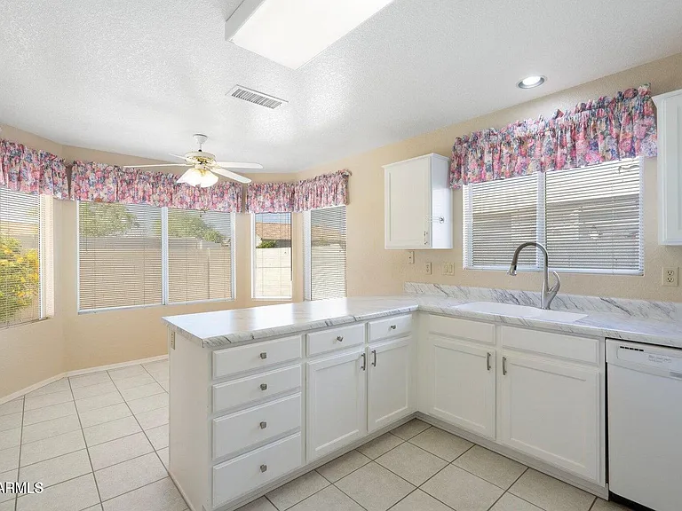 10622 W Mohawk Ln — Photo 7