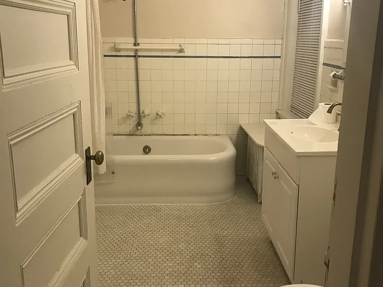 Castle Court Apartments - Midtown — Photo 28